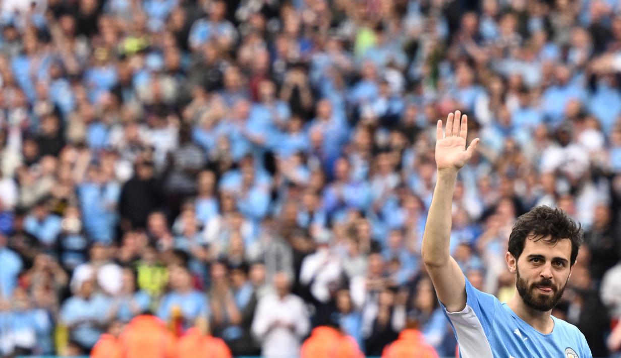 Pemain Manchester City, Bernardo Silva melambaikan tangannya setelah pertandingan antara Manchester City dan Aston Villa yang berlangsung di Etihad Stadium, Minggu (22/5/2022). Bernardo Silva mungkin pada akhirnya akan meninggalkan klub apabila Manchester City mendapat hukuman. Apalagi jika The Citizens harus turun kasta. (AFP/Oli Scarff)