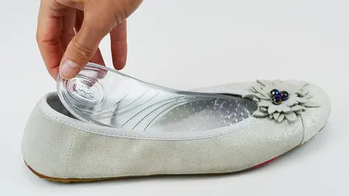 Trik Supaya Sepatu Flat yang Kebesaran Tetap Bisa Dipakai Fashion Fimela