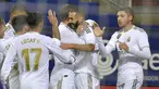 Penyerang Real Madrid, Karim Benzema (kedua kanan) berselebrasi bersama rekan-rekannya usai mencetak gol ke gawang Eibar pada pertandingan lanjutan Liga Spanyol di  stadion Ipurua (9/11/2019). Benzema mencetak dua gol dipertandingan ini dan mengantar Madrid menang 4-0. (AP Photo/Alvaro Barrientos)