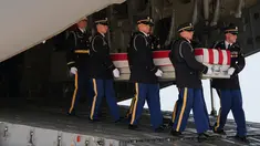 Tim pengangkut Angkatan Darat AS memindahkan peti jenazah berisi sisa-sisa tubuh Sersan Angel S. Rampersad di Pangkalan Angkatan Udara Dover, Delaware, Amerika Serikat,  Rabu, 22 Juli 2026. (AP Photo/Julia Demaree Nikhinson)