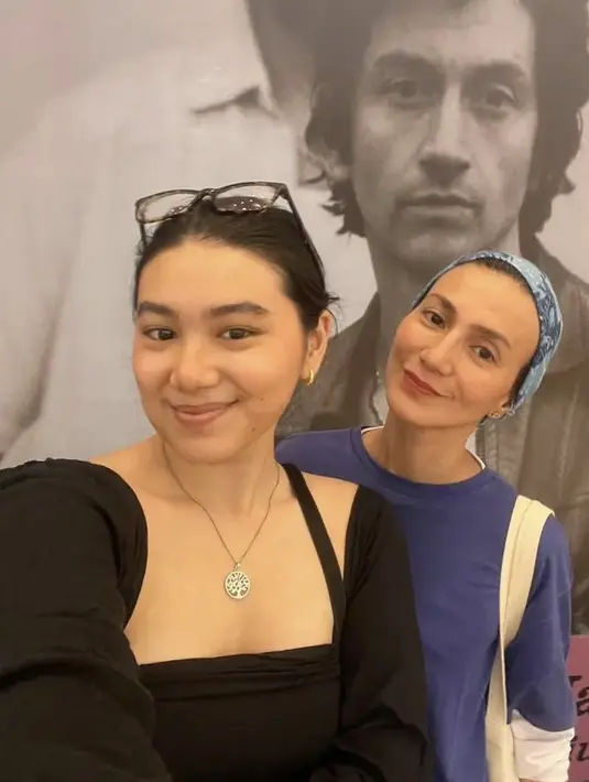 Wanda juga tampil dengan atasan biru dengan kerudung bergaya turban. Sedangkan sang anak mengenakan atasan hitamnya.  Credit: (@wanda_hamidah)