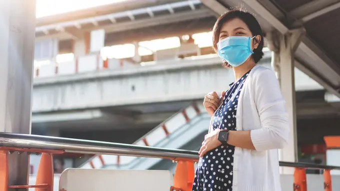 perempuan ibu hamil mudik perjalanan traveling