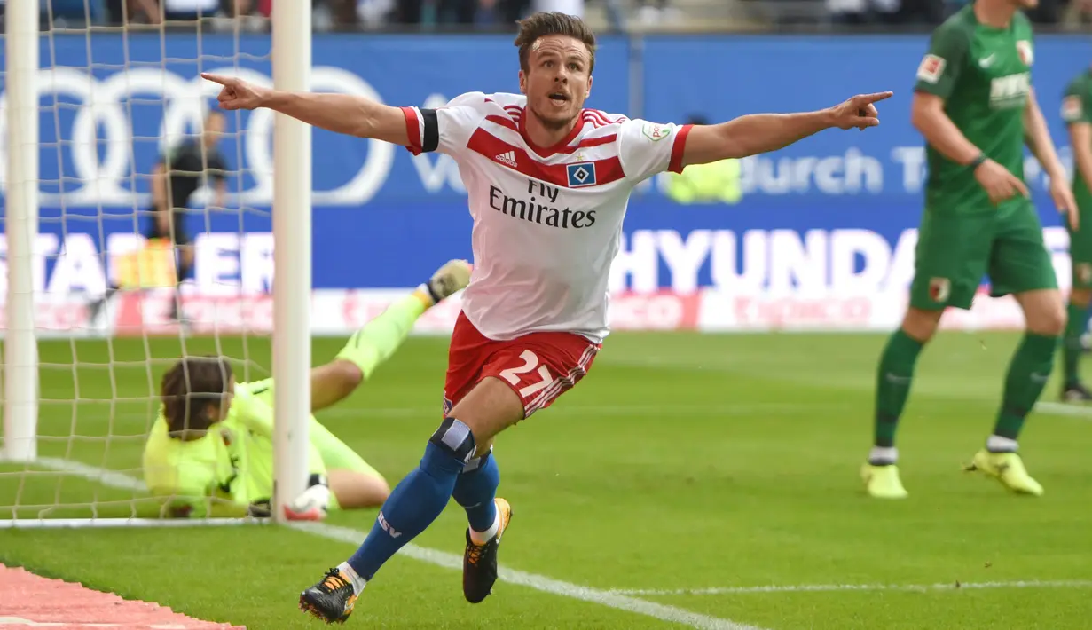 Nicolai Mueller melakukan selebrasi usai mencetak gol ke gawang Augsburg di Hamburg, Jerman (20/8). Hasil pemeriksaan menyatakan bahwa Mueller dan diprediksi absen sampai tujuh bulan ke depan.mengalami cedera ACL. (Daniel Bockwoldt /dpa via AP)