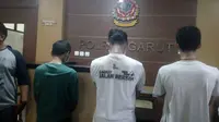 Tiga pelaku pembakaran bendera HTI ditahan di mapolres Garut (Liputan6.com/Jayadi Supriadin)