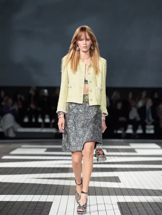 Vitalitas ditranskripsikan dalam palet warna-warni yang dengan hati-hati diseimbangkan. Ada warna khas Chanel, pastel, dan flamboyan yang baru, di luar putih dan hitam, ada nuansa merah jambu yang sangat disukai Artistic Director Chanel sendiri, dan emas dalam koleksi ini. Foto: Document/Chanel.