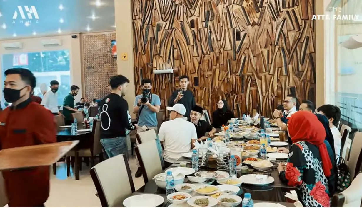 Sebelumnya, Atta dan keluarga dari ayahnya makan bersama di sebuah restoran. Keluarga Atta dari sang ayah sudah berkumpul bersama dengan kakeknya yang berulang tahun. Atta hadir bersama baby Ameena dan Aurel Hermansyah. [Youtube/AH]