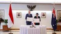 Menteri Seni Budaya Australia, Anthony Burke, secara simbolis menyerahkan 6 buah keramik kepada Duta Besar RI, Siswo Pramono. (Dok KBRI Canberra)