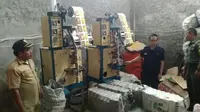 BPOM gerebek pabrik jamu di Bogor (Achmad Sudarno/Liputan6.com)