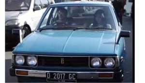 Toyota Corolla DX yang dikendarai Kang Adi dalam film Dilan 1990 (Youtube: Falcon)