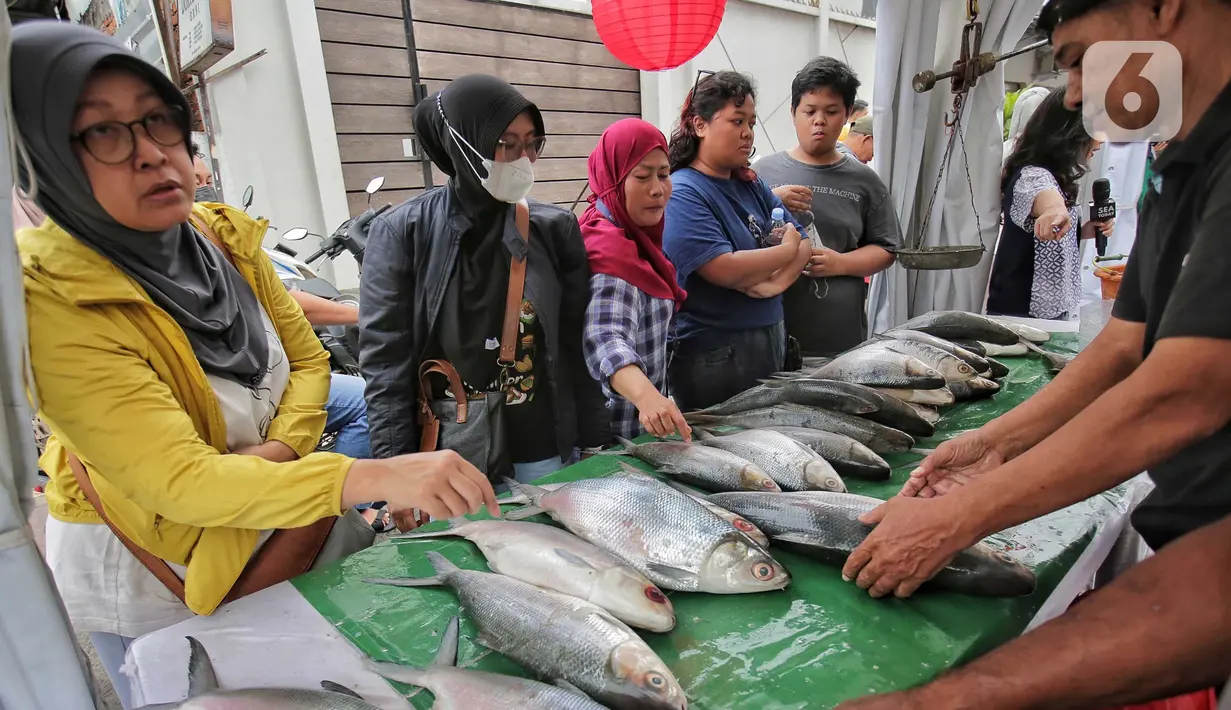 Warga saat membeli ikan bandeng di Festival Bandeng Rawa Belong, Jakarta, Selasa (28/1/2025). (Liputan6.com/Angga Yuniar)