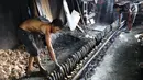 Pekerja menyelesaikan pembuatan makanan lemang di kawasan Senen, Jakarta, Selasa (30/5). Lemang adalah makanan khas tradisional yang populer di tanah Melayu. (Liputan6.com/Immanuel Antonius)