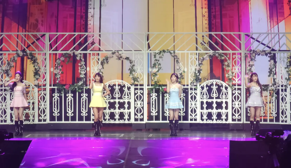 Penampilan Red Velvet dalam konsernya bertajuk R to V in Jakarta, Sabtu (20/5/2023). (Foto: Lanny Kusuma/Fimela)