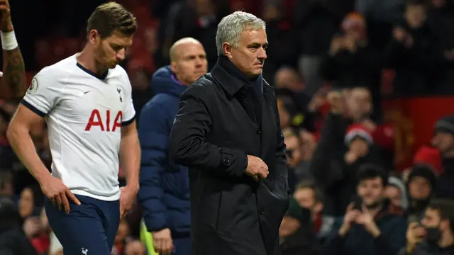 Wajah Kecewa Jose Mourinho di Old Trafford