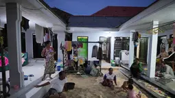 Warga desa di Desa Legung Timur, Sumenep, Madura, Jawa Timur memiliki kebiasaan unik, yaitu beraktifitas di dalam rumah termasuk tidur di atas pasir. (AP Photo/Dita Alangkara)