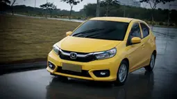 Honda Brio juga menjadi city car yang populer dikalangan pemuda terutama mahasiswa. Mobil yang memulai debutnya sejak 2012 ini memiliki tampilan sporty yang pastinya menjadi idola anak muda. Mobil ini memiliki bobot yang ringan dan fitur yang cukup lengkap. Mobil ini dibanderol dengan harga mulai dari Rp165 jutaan. (Source: liputan6.com)