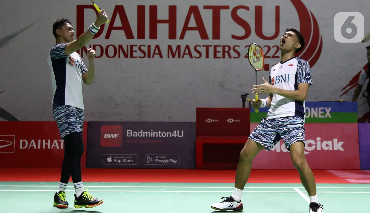 Pebulu tangkis ganda putra Indonesia, Fajar Alfian/Muhammad Rian Ardianto saat bertanding melawan Pramudya Kusumawardana/Yeremia Erich Yoche Yacob Rambitan pada babak 16 besar Indonesia Masters 2022 di Istora Senayan, Jakarta, Kamis (9/6/2022). Fajar/Rian unggul dan melaju ke babak berikutnya. (Liputan6.com/Helmi Fithriansyah)