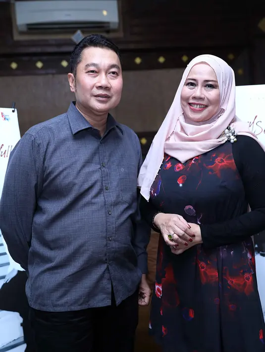 Penyanyi berusia 54 tahun ini muncul dengan mengandeng lelaki baru menjadi teman duetnya, Tonny Seno. (Nurwahyunan/Bintang.com)