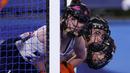 Pemain hoki asal Inggris Laura Unsworth (kiri) menjaga gawangnya saat melawan Belanda dalam pertandingan hoki wanita dalam ajang Olimpiade Tokyo 2020, Kamis (29/7/2021). (Foto: AP/John Locher)