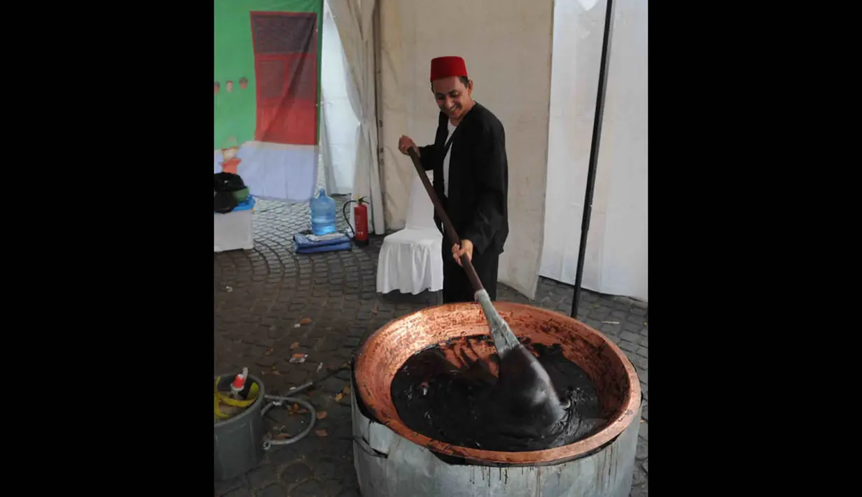 Atraksi pembuatan dodol betawi dalam acara Lebaran Betawi 2014 di Lapangan Monas, Jakarta, (13/9/14). (Liputan6.com/Herman Zakharia) 