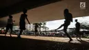 Anak-anak bermain sepak bola di kolong jembatan layang Tanah Abang, Jakarta, Kamis (15/11). Mereka memanfaatkan lahan kosong usai jam pulang sekolah. (Liputan6.com/Fery Pradolo)