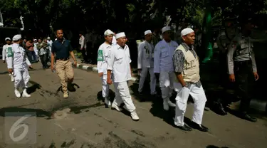 Massa Front Pembela Islam (FPI) mulai mendatangi Mabes Polri, Jakarta, Selasa (15/11). Kedatangan massa FPI untuk mengawal gelar perkara penistaan agama yang diduga dilakukan oleh Basuki Tjahaja Purnama alias Ahok. (Liputan6.com/Johan Tallo)