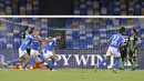 Pemain Napoli Elseid Hysaj (kiri tengah) merayakan golnya ke gawang Sassuolo pada pertandingan Serie A di Stadion San Paolo, Naples, Italia, Sabtu (25/7/2020). Napoli mengalahkan Sassuolo dengan skor 2-0. (Cafaro/LaPresse via AP)
