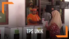 Ketua dan anggota KPPS memakai kostum adat Papua di Tempat Pemungutan Suara atau TPS kota Sorong. Ini jadi bagian upaya menarik minat pemilih dan bentuk kebanggaan terhadap kearifan lokal.