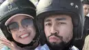 Raffi yang gemar dengan motor gede tentu saja tak melewatkan waktu untuk menjelajahi Bali dengan kendaraan roda dua tersebut. Bahkan ia juga mengajak sang istri untuk mengendarai sepeda motor saat berlibur di Bali. (Liputan6.com/IG/@raffinagita1717)