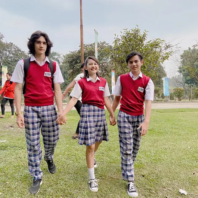 Main Sinetron Bareng, Ini 6 Potret Sandrinna Michelle dan Emiliano Cortizo 'Dari Jendela SMP'