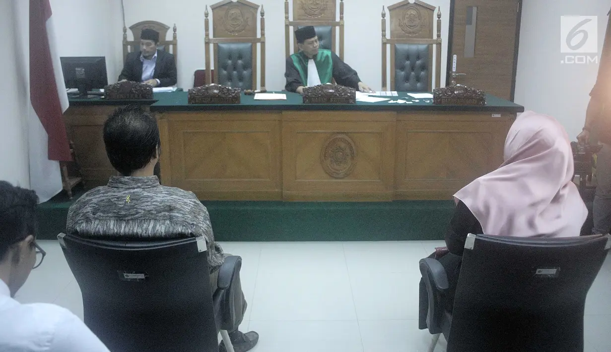 Kuasa hukum penyanyi Opick, Ismar Syafruddin (kiri) dan kuasa hukum Dian Rositaningrum, Ina Rachman (kanan) mendengarkan penjelasan hakim saat menghadiri sidang putusan cerai di Pengadilan Agama Jakarta Timur, Selasa (10/7). (Liputan6.com/Faizal Fanani)