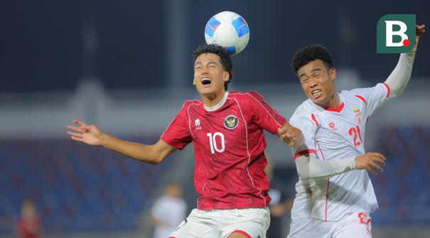 Duel pemain Timnas Indonesia U-22, Rafael Struick dengan pemain Myanmar U-22 pada pertandingan SEA Games 2025 di 700th Anniversary Stadium, Chiang Mai, Jumat (12/12/2025). (Bola.com/Bagaskara Lazuardi)