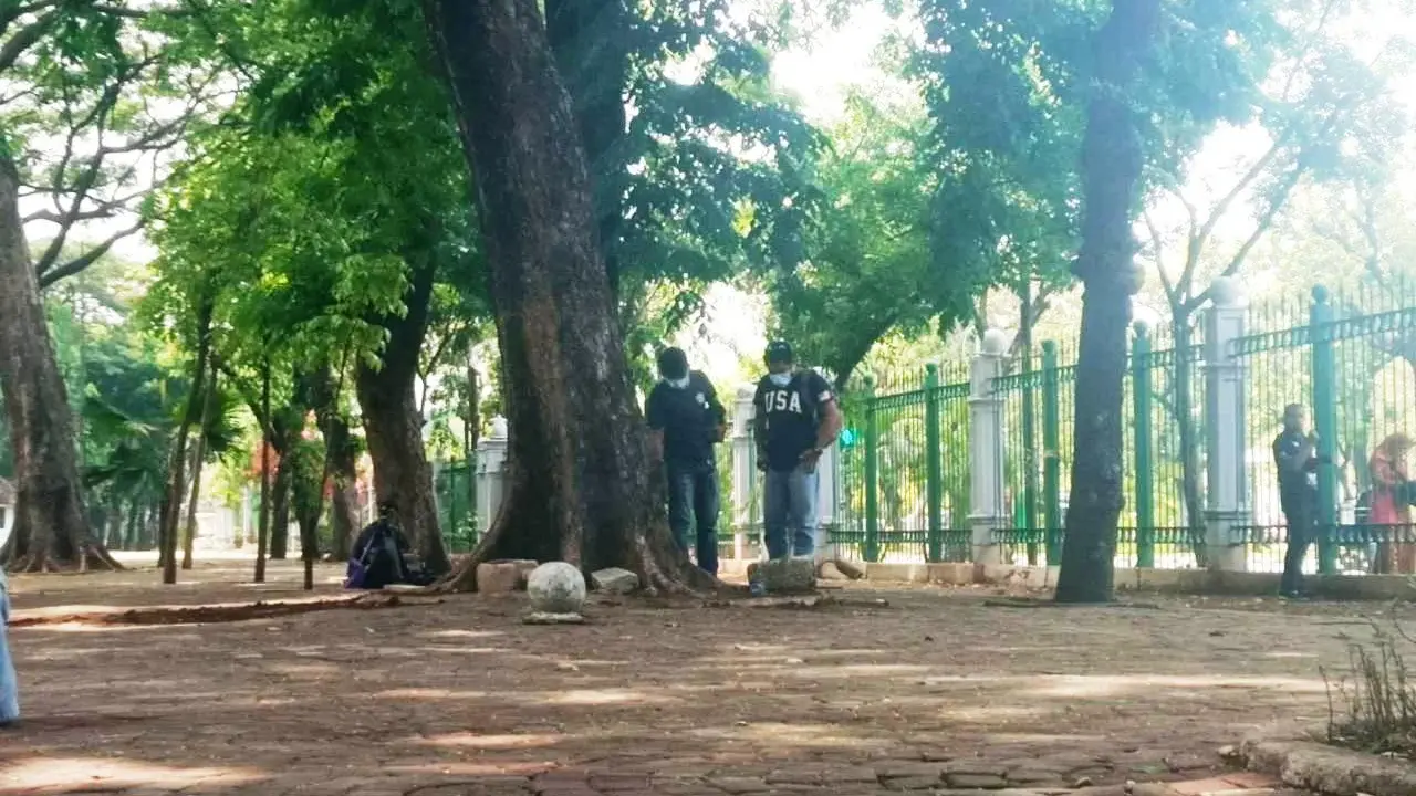 Polisi mencari barang bukti di lokasi ledakan di Monas. (Merdeka.com/Ronald)