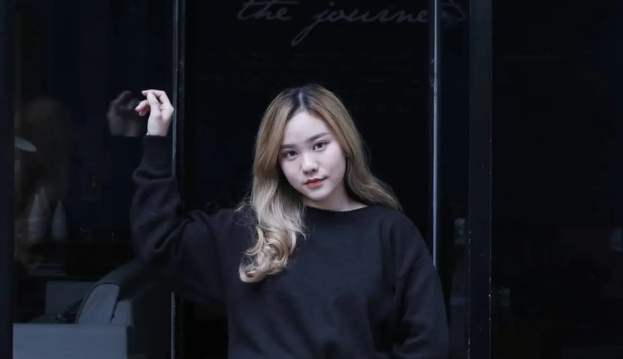 Dengan rok mini, kamu juga bisa tampil kasual. Seperti yang dilakukan Jessica Jane yang memadukan rok corduroy berwarna cokelat dengan sweater. [instagram/jessicajane99]