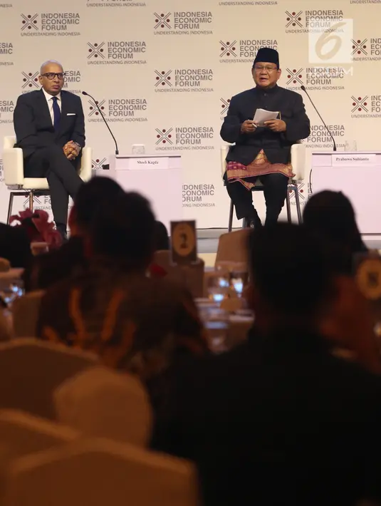 Calon Presiden Nomor Urut 2, Prabowo Subianto menjadi pembicara dalam Indonesia Economic Forum 2018 di Jakarta, Rabu (21/11). Prabowo menghadiri acara tersebut mengenakan pakaian adat Betawi lengkap dengan peci dan kain sarung. (Liputan6.com/Angga Yuniar)