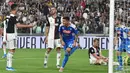 Bek Napoli, Giovanni Di Lorenzo, merayakan gol yang dicetaknya ke gawang Juventus pada laga Serie A di Stadion Allianz, Turin, Sabtu (31/8). Juventus menang 4-3 atas Napoli. (AFP/Alessandro di Marco)