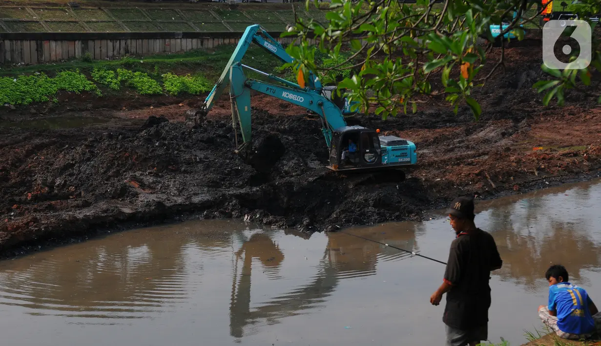 Warga saat memancing di Sungai Kanal Banjir Timur,Cipinang, Jakarta, Jumat (26/5/2023). (merdeka.com/imam buhori)