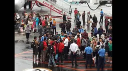 Sejumlah calon penumpang Lion Air memprotes petugas maskapai karena keterlambatan pemberangkatan mereka di Bandara Soekarno-Hatta Cengkareng, Tangerang, Kamis (19/2/2015). (twitter.com/@Thony_nox) 