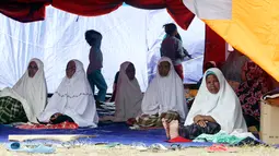 Korban gempa Lombok beristirahat dalam tenda penampungan setelah melaksanakan salat, Lombok Barat, Nusa Tenggara Barat (NTB), Sabtu (11/8). Ilmuwan mengatakan gempa Lombok telah mengangkat pulau itu setinggi 25 centimeter. (AP Photo/Firdia Lisnawati)