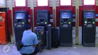 Petugas mengecek mesin Anjungan Tunai Mandiri (ATM) di Jakarta, (17/5). Seperti tiga bulan pertama tahun 2016, penambahan mesin ATM hanya sebanyak 855 unit menjadi total 98.700 atau meningkat 0,87 %.dari akhir tahun 2015. (Liputan6.com/Angga Yuniar)