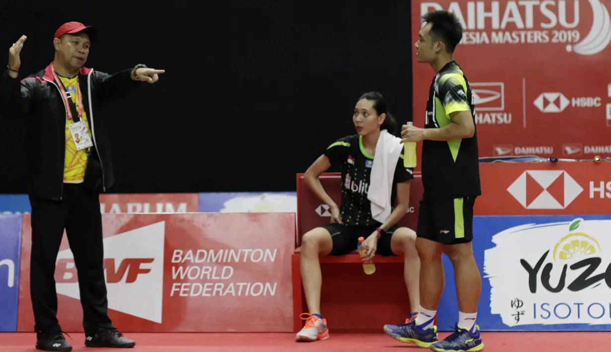Pebulutangkis Indonesia, Hafiz Faizal / Gloria Widjaja, mendengarkan instruksi pelatih saat melawan pasangan Malaysia pada Indonesia Masters 2019 di Istora Senayan, Jakarta, Selasa (22/1). Hafiz / Gloria lolos ke babak kedua. (Bola.com/M. Iqbal Ichsan)