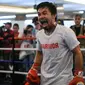 Petinju asal Filipina, Manny Pacquiao berteriak saat mengikuti sesi latihan di sebuah gym di Kuala Lumpur, Malaysia (11/7). Manny Pacquiao akan bertanding pada kelas welter melawan petinju Argentina Lucas Matthysse. (AFP Photo/Mohd Rasfan)