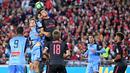 Gelandang Arsenal, Granit Xhaka, duel udara dengan bek Sydney FC, Patrick Flottmann, pada laga persahabatan di Stadion ANZ, Sydney, Kamis (13/7/2017). Arsenal menang 2-0 atas Sydney FC. (EPA/Paul Miller)