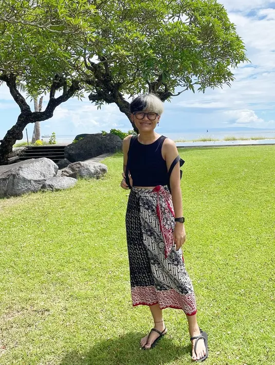 Kali ini, ia tampak makin tomboi dengan rambut super pendek dan warna nyentrik. Meski terlihat lebih tomboi, pesona menawan Aci Resti tak memudar sedikit pun. Ada pula yang memujinya tampak makin keren dengan rambut super pendek dan dua warna. (Liputan6.com/IG/@aciresti)