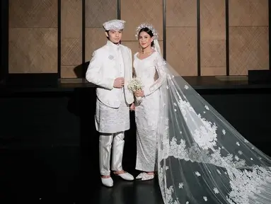 Dalam unggahannya, Angga menuliskan "Forever and Always" sebagai keterangan. Foto-foto itu menampilkan ekspresi bahagia pasangan pengantin. Banyak penggemar terkejut karena sebelumnya tidak ada bocoran rencana pernikahan dari pasangan artis ini. (Liputan6.com/IG/@angga)