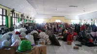 Sejumlah bantuan logistik untuk korban gempa Palu dipusatkan di Asrama Haji Sudiang, Makassar (Liputan6.com/ Eka Hakim)