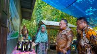 Komisaris Utama Telkom Bambang Permadi Soemantri Brodjonegoro (tengah) dan Direktur Utama Telkom Ririek Adriansyah (dua dari kanan) melihat langsung proses produksi berbagai produk dari Balla Ratea, salah satu UMKM unggulan mitra binaan Telkom yang bergerak 
di bidang kuliner khas Makassar, Rabu (5/6/2024).