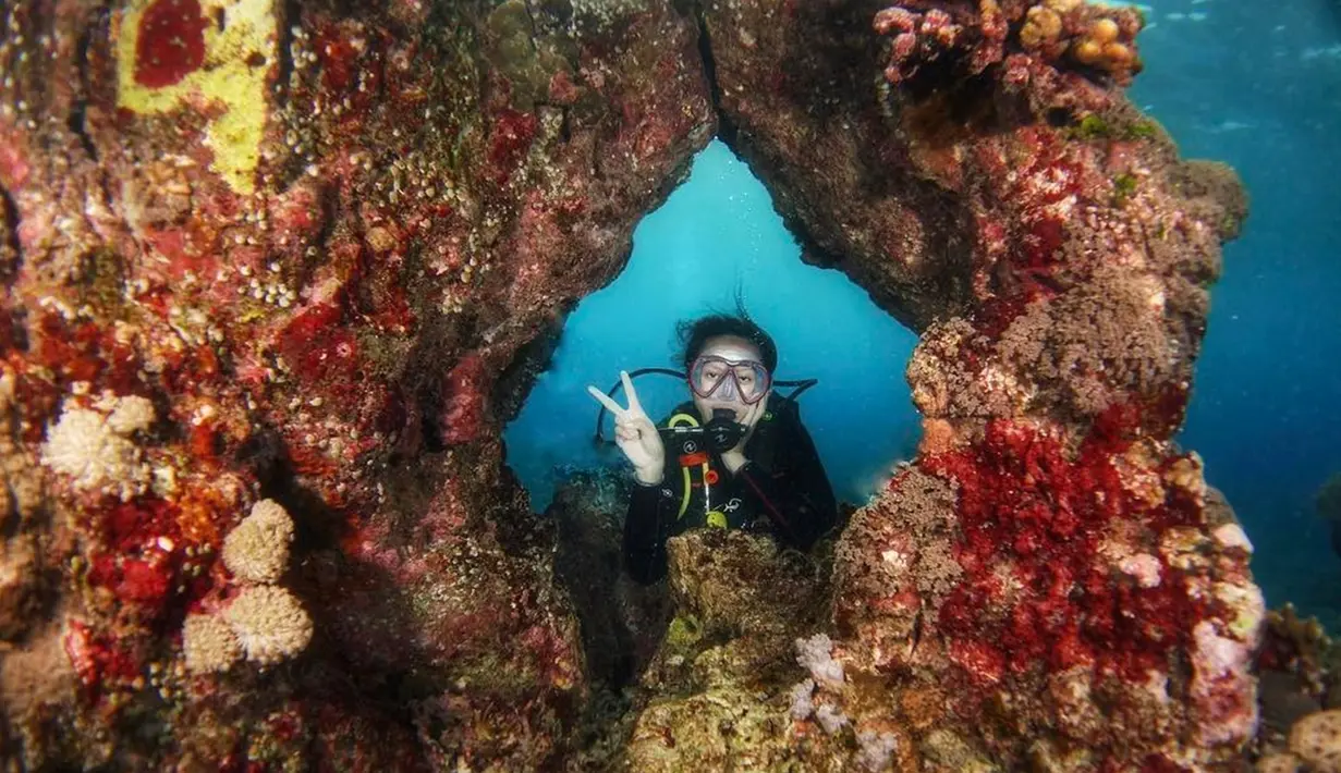 Puteri Indonesia Jawa Timur 2020 ini juga hobi menyelam melihat pesona bawah laut. Ini dia, momen seru Ayuma saat diving di salah satu pantai Ternate, Maluku. (Liputan6.com/IG/@ayumaulida97)