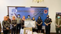 Bea Cukai bersama Asosiasi Pengusaha Kawasan Berikat (APKB) memberikan bantuan alat kesehatan berupa APD, masker, sanitizer, sabun antiseptik, dan sarung tangan karet yang diserahkan melalui BNPB.