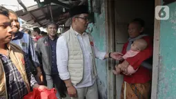 Dalam kunjungannya, Ridwan Kamil menyapa warga dan berdialog terkait kebutuhan serta permasalahan yang dihadapi masyarakat setempat. (Liputan6.com/Herman Zakharia)