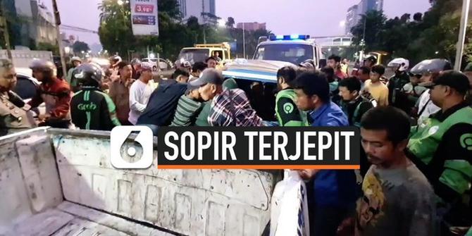 VIDEO: Evakuasi Dramatis Sopir Bajaj Terjepit Usai Tabrakan